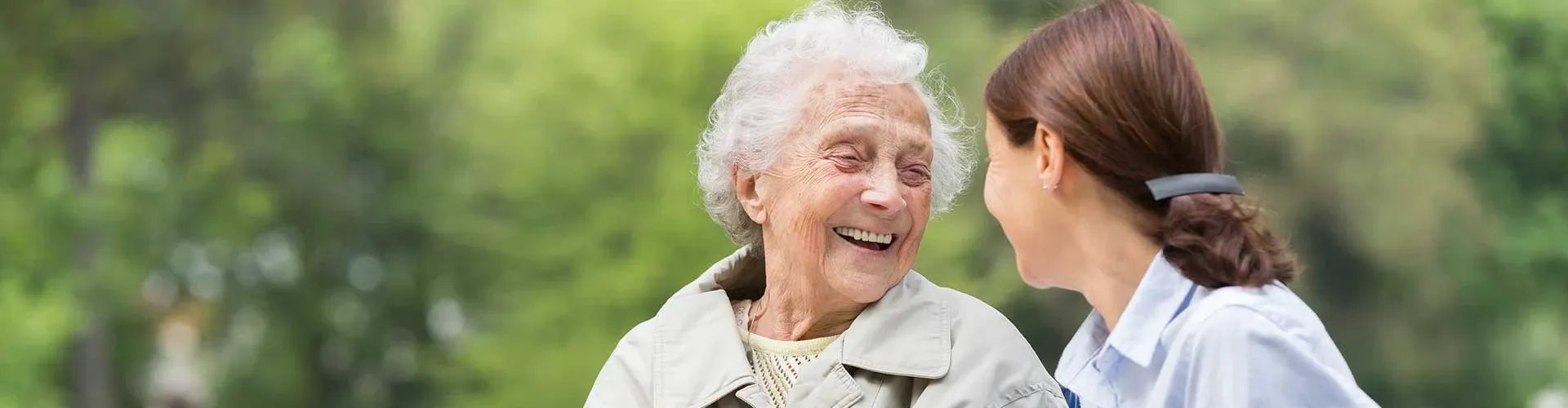 Glückliche, alte Dame