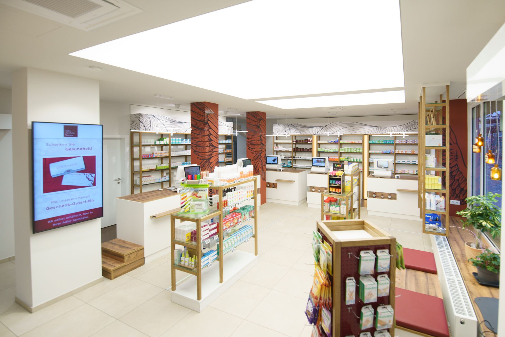Adler-Apotheke, Überblick der Apotheke, hell und freundlich gestaltet