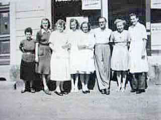 Altes Schwarz-Weiß-Foto zeigt frühere Belegschaft der Apotheke 