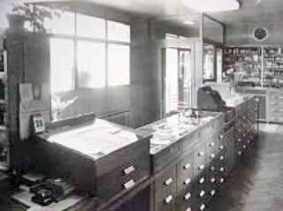 Alte Schwarz-Weiß-Fotografie zeigt Apothekenschränke