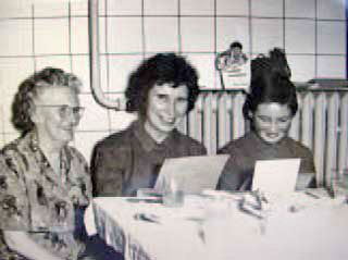 Das Foto zeigt Frau Apothekenassistentin Gnäupel (Mitte) mit 2 Mitarbeiterinnen.