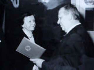 Foto von 1962: Apothekerin Elfriede Glauch übernimmt die Leitung der Adler-Apotheke