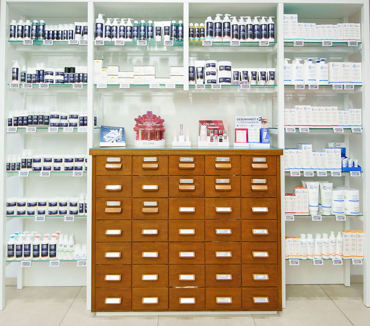 Weißes Regal mit Kosmetik-Eigenmarke