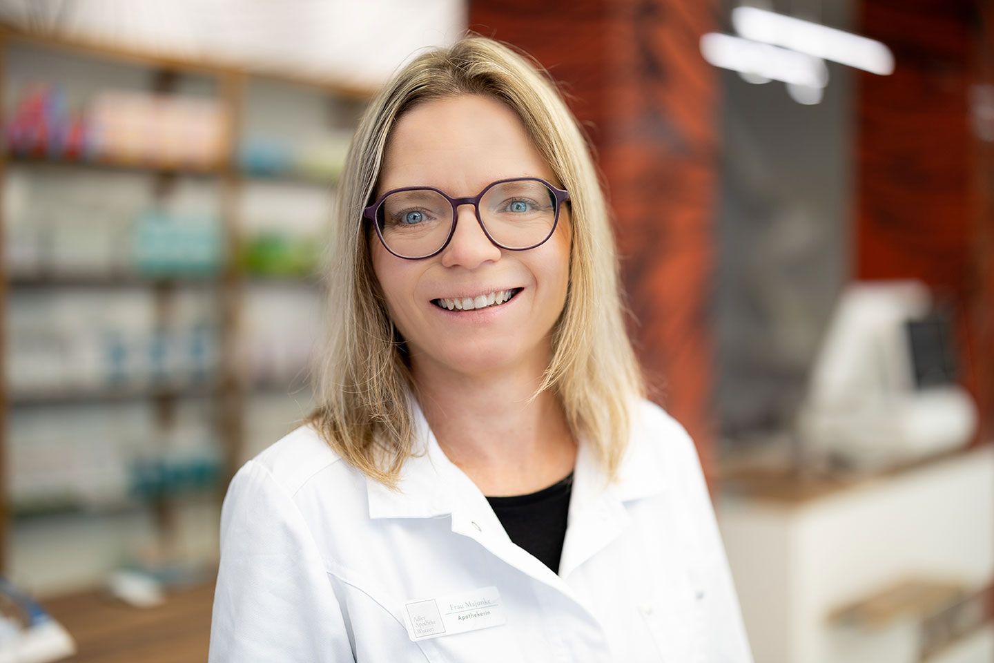 Frau Majunke, Apothekerin