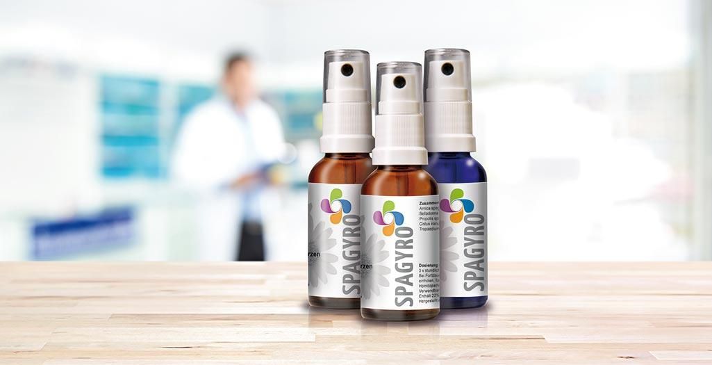 Im Vordergrund 3 Glas-Sprühflschen "Spagyrik". Im Hintergrund Apotheke.
