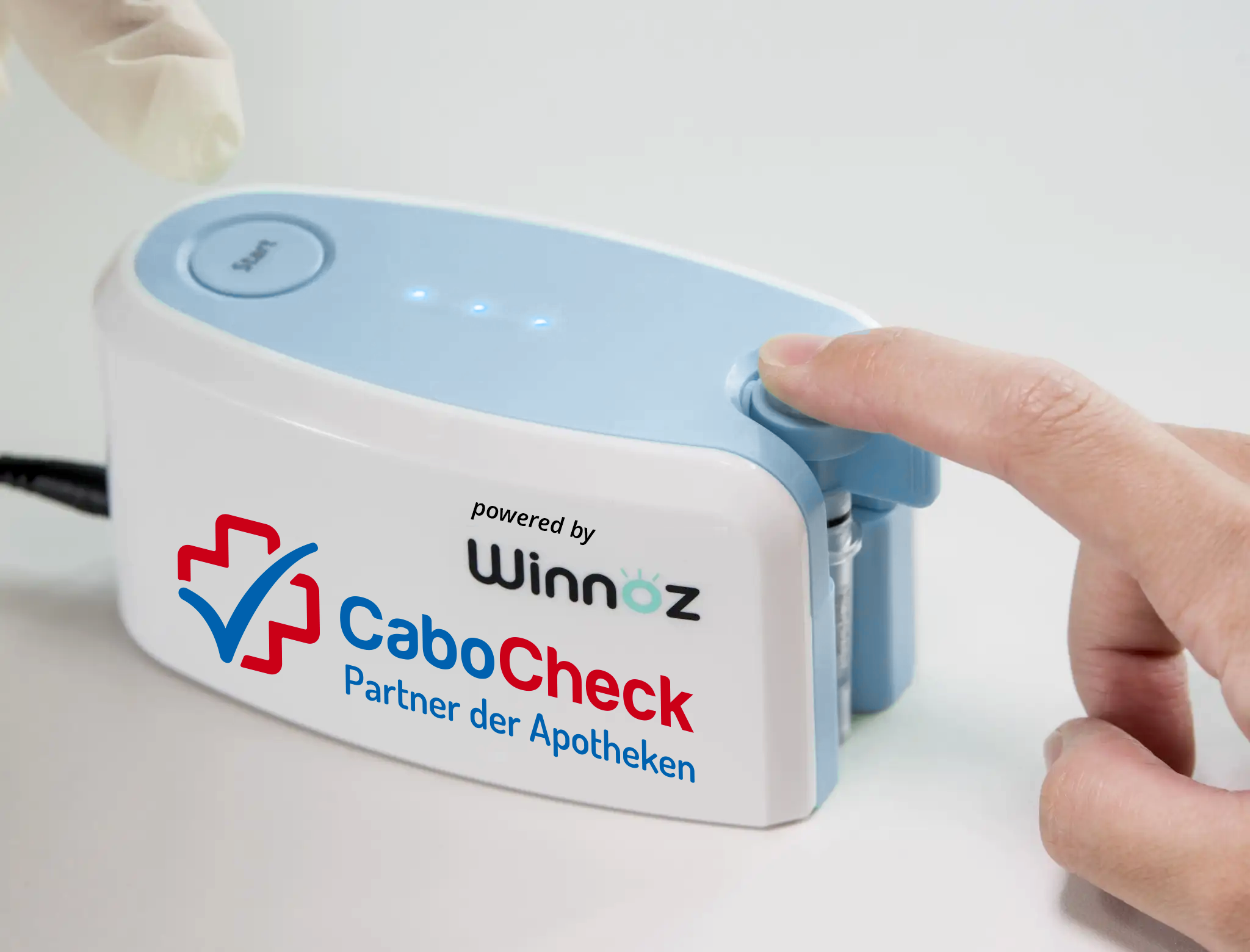 Finger auf einem CaboCheck-Gerät zur Vitalstoffanalyse